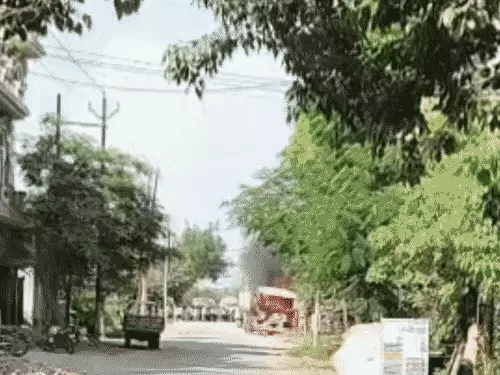 खुर्जा में ट्रांसफॉर्मर से निकली चिंगारी, VIDEO:सेरेमिक मिट्टी से भरा वाहन जलकर राखMसड़क किनारे खड़े ट्रक में लगी आग...TV Newsकल तक