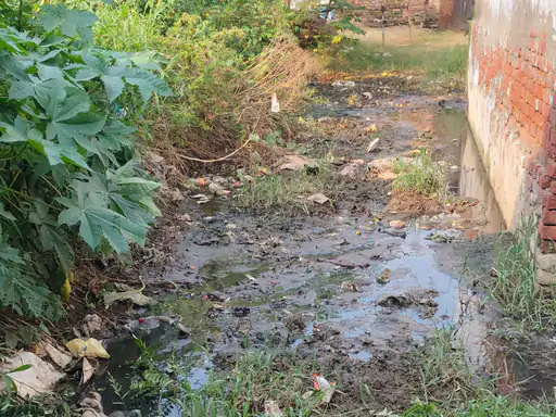 खुर्जा के रायपुर में मलबे से रुका रास्ता:देवरला में चामाड़ मैया मार्ग बंद,ग्रामीणों को लंबा चक्कर लगाना पड़ रहा...TV Newsकल तक