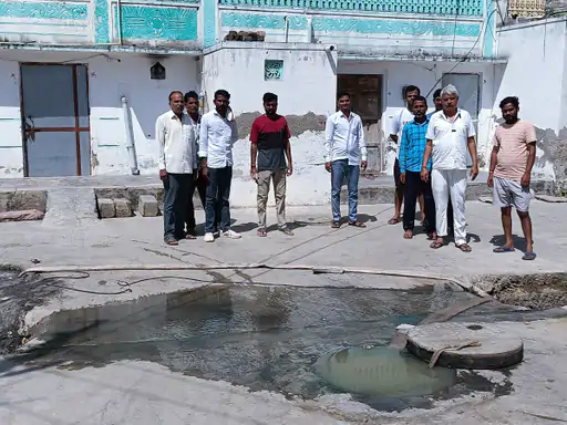 फतेहपुर में सीवरेज चैंबर से परेशान लोग: गंदे पानी और बदबू से दुखी हुई वार्ड 48 की जनता, प्रशासन पर लापरवाही के आरोप, दी चेतावनी