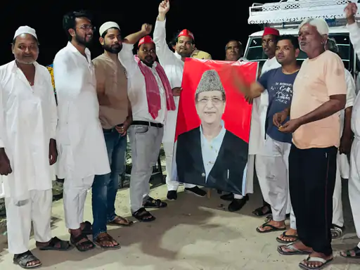 आजम खान की रिहाई पर स्याना में जश्न:मिठाइयां बांटी,सपा कार्यकर्ताओं ने ढोल-नगाड़ों के साथ मनाया उत्सव...TV Newsकल तक