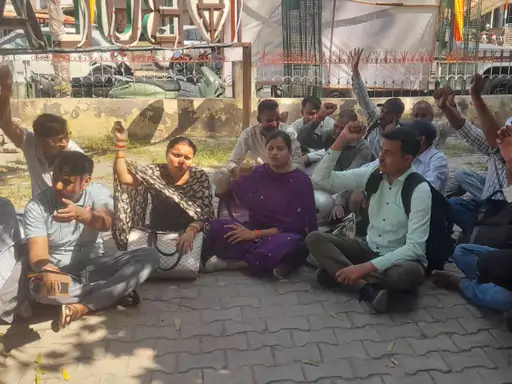 बुलंदशहर में वेतन भुगतान और स्वास्थ्य सुविधाओं की मांग:यूपी में UPSRLM कर्मचारियों का विरोध प्रदर्शन,SDM को सौंपा ज्ञापन...TV Newsकल तक