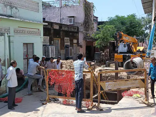 सीवरेज चैंबर में काम करते वक्त जान पर बनी:20 फीट नीचे काम कर रहे तीन मजदूर तेज पानी के बहाव से बचे