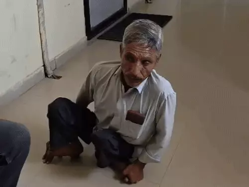 दिव्यांग ने मां और खुद के लिए मांगी इच्छामृत्यु: कलेक्टर से कहा- घर और खेत का रास्ता पड़ोसियों ने बंद किया, हम कैद हो गए