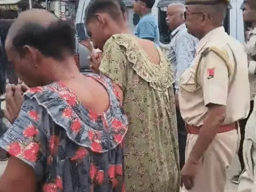 सांड को टक्कर मारने वाले महिलाओं के कपड़े में मिले:पुलिस ने खेत से दबोचकर मुंडन करवाया, बाजार में निकाला जुलूस