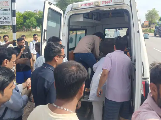 फतेहपुर में हाईवे पर कार और बाइक की भिड़ंत:एक युवक गंभीर घायल, रास्ते से गुजर रहे विधायक ने एंबुलेंस को सूचना दी