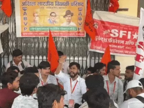 SFI-ABVP कार्यकर्ताओं ने आर्ट्स कॉलेज के गेट पर ताला जड़ा:बोले-मरम्मत के नाम पर लाखों रुपए का भ्रष्टाचार हुआ,धरना जारी