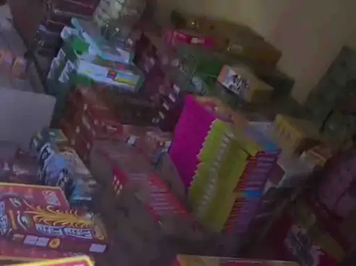 बुलंदशहर में 25 लाख से अधिक के अवैध पटाखे बरामद:गोदाम मालिक और किराएदार पर केस दर्ज,गोदाम पर छापा...TV Newsकल तक