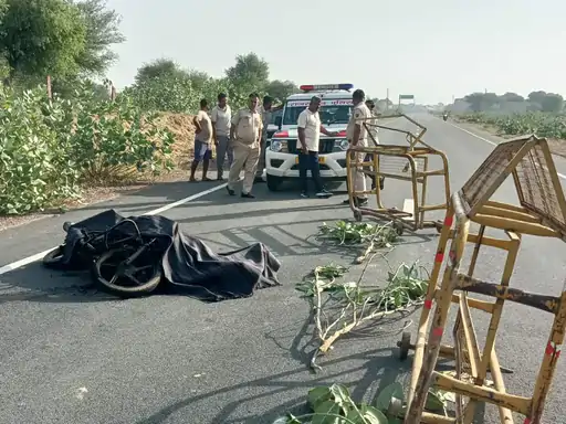 हाईवे पर बाइक के साथ जला मिला युवक:शाम को घर से निकला था, रात 2 बजे भांजी से फोन पर की थी बात