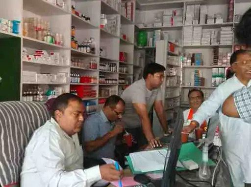 मेडिसिन मार्केट में छापेमारी, 6 नार्कोटिक्स सैंपल जब्त:कई व्यापारी दुकान बंद कर भागे,ढाई घंटे चली टीम की कार्रवाई...TV Newsकल तक