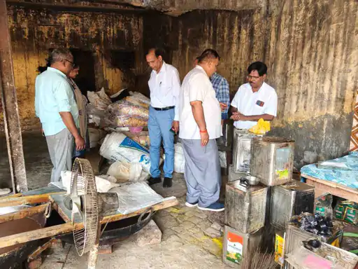 बिना लाइसेंस चल रही नमकीन फैक्ट्री पर छापा:तीन नमूने जब्त,बेसन की जगह मटर के आटे का प्रयोग...TV Newsकल तक