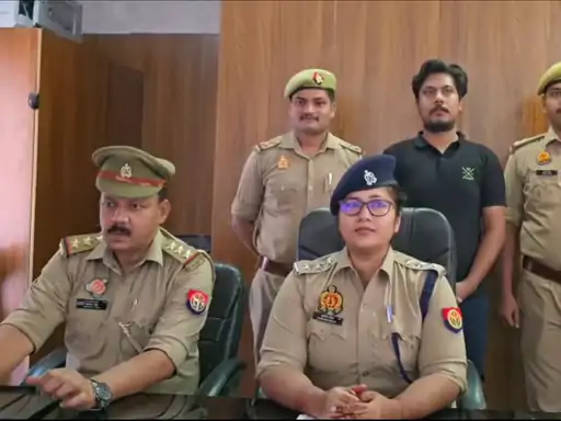 खुर्जा में फर्जी जनसुविधा केंद्र पकड़ा:30 आधार कार्ड और उपकरण बरामद,संचालक गिरफ्तार...TV Newsकल तक