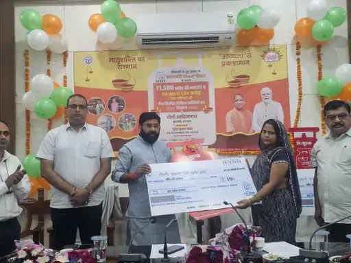 हजारों महिलाओं को मिला मुफ्त गैस सिलेंडर:300 रुपए सब्सिडी मिलेगी,उज्ज्वला योजना के तहत दिवाली पर वितरित किए गए...TV Newsकल तक