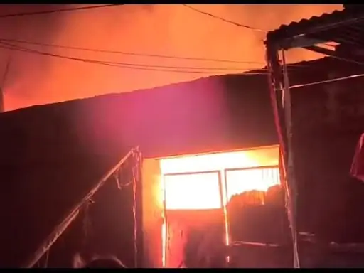 पशु चिकित्सालय में सीरिंज के भंडार में लगी आग:फायर ब्रिगेड टीम ने एक घंटे में पाया काबू,पटाखे की चिंगारी से हुआ हादसा...TV Newsकल तक