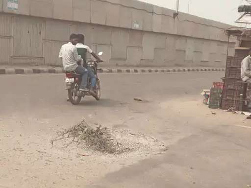 अरनिया चौराहे पर ट्रक के वजन से पुलिया टूटी:मरम्मत की जरूरत,अररिया ब्लॉक के बिजली घर चौराहे पर हादसा...TV Newsकल तक