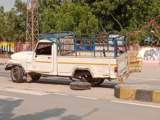 चूरू में एक्सल टूटने से पिकअप पलटी:केन्द्रीय स्कूल के सामने हुआ हादसा, ड्राइवर को हल्की चोट लगने पर अस्पताल में कराया भर्ती