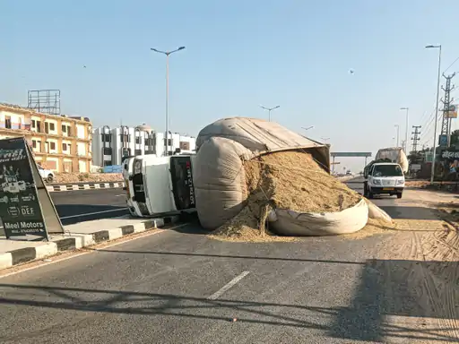 फतेहपुर हाईवे पर चारे से भरी पिकअप पलटी:सीकर की तरफ जा रही थी, निजी स्कूल के सामने हुआ हादसा; ड्राइवर-खलासी सुरक्षित