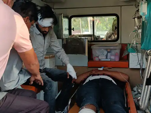फतेहपुर में कार-बाइक में भिड़ंत:दो युवक घायल, सीकर जिला अस्पताल रेफर