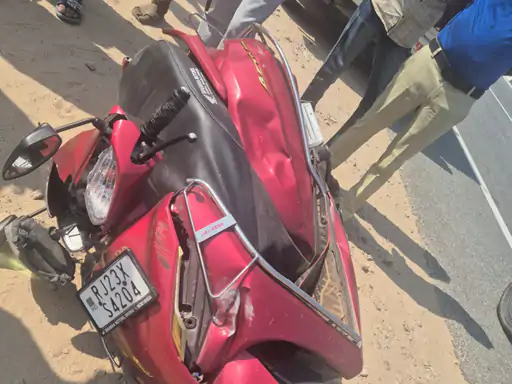 सीकर में तेज रफ्तार ने फिर ली युवक की जान:स्कूटी चालक दूसरा साथी गंभीर घायल, रानोली क्षेत्र में कार ने स्कूटी को मारी टक्कर सीकर में तेज रफ्तार ने फिर ली युवक की जान:स्कूटी चालक दूसरा साथी गंभीर घायल, रानोली क्षेत्र में कार ने स्कूटी को मारी टक्कर