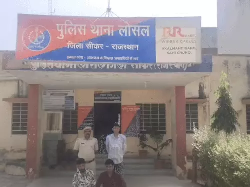 सीकर पुलिस ने 2 नशा तस्करों को पकड़ा:गांजा-स्मैक पीने के उपकरण जब्त, पूछताछ में खुलासे की उम्मीद; ऑपरेशन गोपनीय चलाया जा रहा
