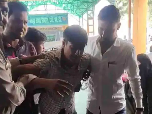 बुलंदशहर के काला आम चौराहे पर कई लोग चोटिल:सड़क पर फैले तेल से बाइक सवार फिसले,ट्रांसफॉर्मर से फैला था तेल...TV Newsकल तक