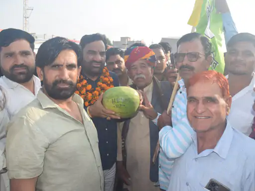 सांसद हनुमान बेनीवाल का रामगढ़ शेखावाटी दौरा:बोले- भाजपा को पंचायत चुनाव में हार का डर; कार्यकर्ताओं ने देसी मतीरा भेंट किया