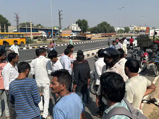 फतेहपुर में ट्रैक्टर की टक्कर से युवक की मौत:बकरियों को लेकर सड़क से गुजर रहा था युवक, मौके पर दो बकरियों की भी मौत