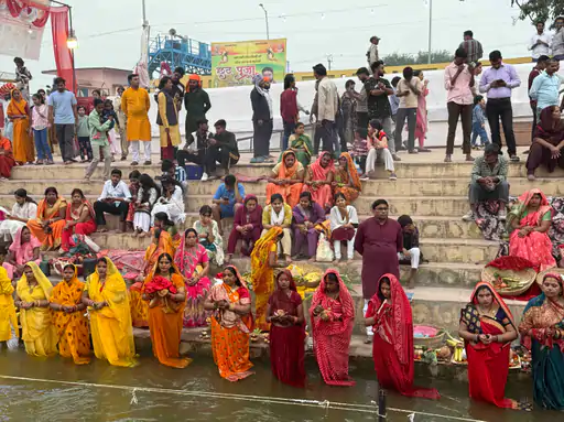 बुलंदशहर के घाटों पर उमड़ी भीड़:उगते सूर्य को अर्घ्य के साथ छठ पूजा संपन्न,व्रतियों ने किया प्रसाद खाकर व्रत खोला...TV Newsकल तक