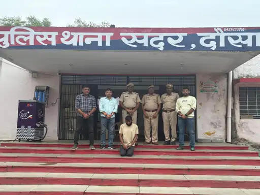 Fake country liquor factory busted in rented house: 12 cartons of fake pouches, 30 liters of spirit and packing machine seized; accused arrested