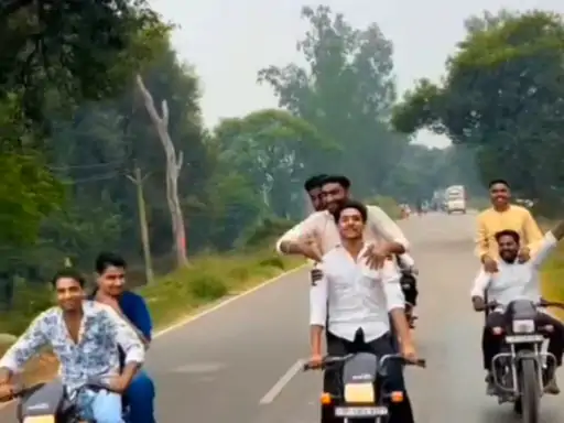 अमरगढ़ में बाइक पर स्टंट करते युवक:पुलिस ने जांच का आश्वासन दिया,यातायात नियमों का उल्लंघन...TV Newsकल तक
