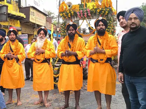 खुर्जा में सैकड़ों श्रद्धालु शामिल:गुरु नानक देव जी की प्रभात फेरी निकली,बैंड बाजे और पुष्प वर्षा से स्वागत...TV Newsकल तक