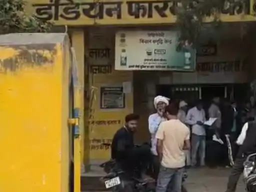 खुर्जा में खाद किल्लत जारी:नवीन मंडी केंद्र पर किसानों की लंबी लाइन,ग्रामीणों ने हंगामा किया...TV Newsकल तक