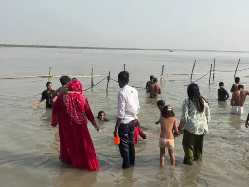 सीमा हैदर-सचिन ने बेटी मीरा का मुंडन अनूपशहर में कराया:लोगों ने ली फोटो,गंगा घाट पर लगाई चार डुबकी...TV Newsकल तक