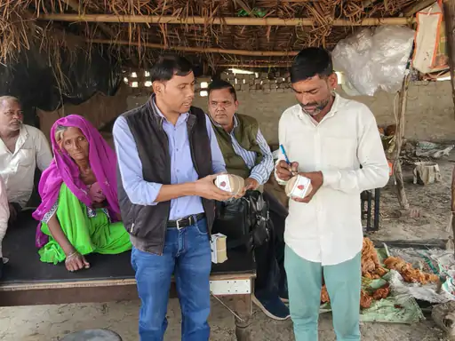 गुलावठी में गुड़ बनाने में प्रतिबंधित केमिकल का प्रयोग:सैंपल जांच को भेजे,प्रशासनिक टीम ने 3 कोल्हू पर छापा मारा...TV Newsकल तक