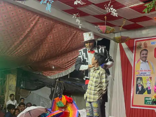 अनूपशहर में जादूगर अंकुर ने दिखाए हैरतअंगेज करतब:स्टूल हवा में उठाया,बच्चे की पीठ से सिक्के निकाले...TV Newsकल तक