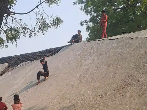 जहांगीराबाद में बच्चे बना रहे फिसलन पट्टी:टाउन स्कूल में जिला पंचायत की दुकानों का गिरा लेंटर,सुरक्षा पर उठे सवाल...TV Newsकल तक