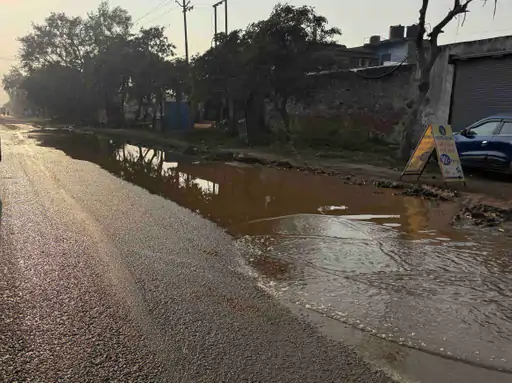 स्टेट हाईवे पर जलभराव से आवाजाही बाधित:ग्रामीण परेशान,इमलिया गांव के सामने बीमारियों का खतरा बढ़ा...TV Newsकल तक