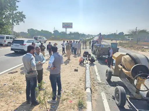 सीकर-बीकानेर हाईवे पर अवैध कट बंद:ग्रामीणों ने किया था विरोध, बढ़ती सड़क दुर्घटनाओं को देखते हुए सरकार ने निर्देश दिए सीकर-बीकानेर हाईवे पर अवैध कट बंद:ग्रामीणों ने किया था विरोध, बढ़ती सड़क दुर्घटनाओं को देखते हुए सरकार ने निर्देश दिए