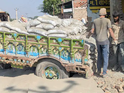 रामगढ़ शेखावटी के बाईपास क्षेत्र में निर्माणाधीन नाला टूटा:ओवरब्रिज के पास ट्रैक्टर-ट्रॉली फंसी, बड़ा हादसा टला