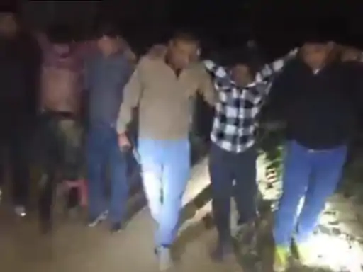 बुलंदशहर में पुलिस मुठभेड़,दो बदमाश घायल,एक गिरफ्तार:कोर्ट से लौट रहे व्यक्ति को मारी थी गोली,बाइक-तमंचा और कारतूस बरामद...TV Newsकल तक