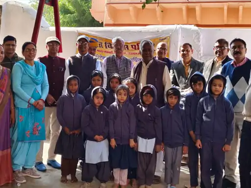 फतेहपुर में 152 छात्रों को स्वेटर वितरित:भारत विकास परिषद और मोदीसन ट्रस्ट ने किया सहयोग, स्कूल में फर्श लगवाने की घोषणा फतेहपुर में 152 छात्रों को स्वेटर वितरित:भारत विकास परिषद और मोदीसन ट्रस्ट ने किया सहयोग, स्कूल में फर्श लगवाने की घोषणा