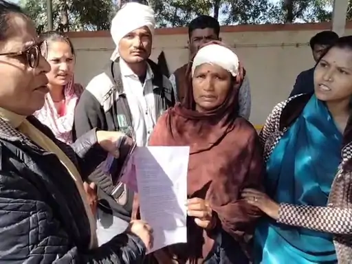 खरगोन में जमीन विवाद में मां-बेटे पर कुल्हाड़ी से हमला