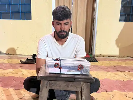 सीकर में डकैती का आरोपी गिरफ्तार:एक साल से था फरार, 4 थानों में दर्जनों केस दर्ज, जिंदा कारतूस-बिना नंबर की बाइक जब्त