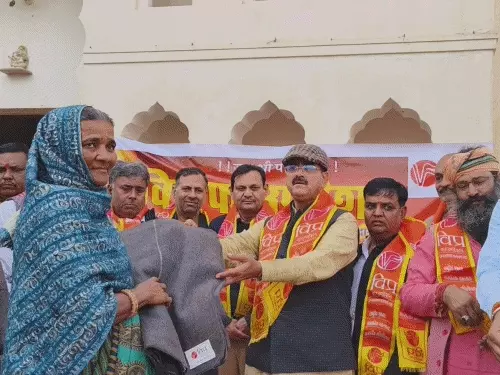 फतेहपुर में 500 जरूरतमंदों को बांटे कंबल:लार्भियों के खिले चेहरे, सर्दी से होगा बचाव फतेहपुर में 500 जरूरतमंदों को बांटे कंबल:लार्भियों के खिले चेहरे, सर्दी से होगा बचाव