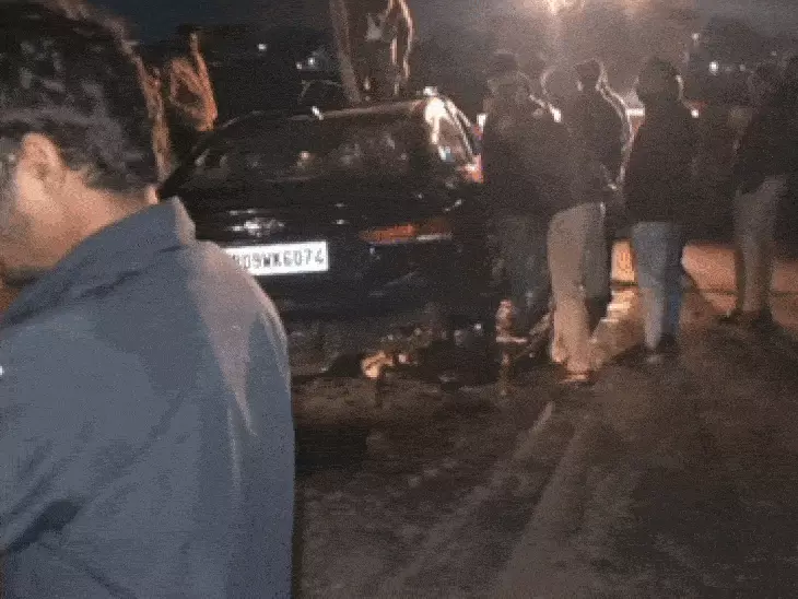 ब्रेकिंग न्यूज़ : मोरटक्का पुल पर बड़ा हादसा,  हाईवा की टक्कर से नर्मदा में गिरी कार