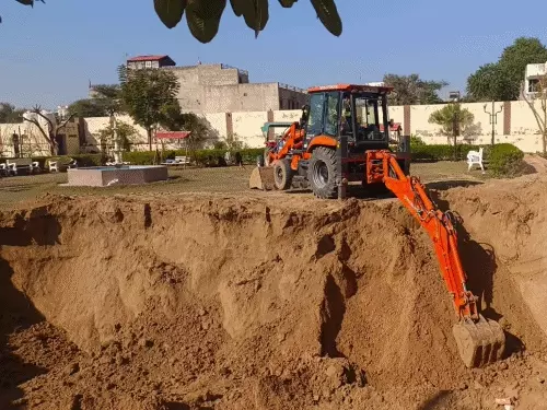 फतेहपुर के ओम पार्क का बड़ा हिस्सा तोड़ा गया:50 लाख की योजना पर प्रशासन ने चलाई जेसीबी, पानी की टंकी बनेगी फतेहपुर के ओम पार्क का बड़ा हिस्सा तोड़ा गया:50 लाख की योजना पर प्रशासन ने चलाई जेसीबी, पानी की टंकी बनेगी