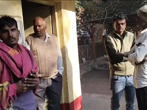 सड़क पर पड़े गोबर से फिसली बाइक, 55 वर्षीय महिला की मौत