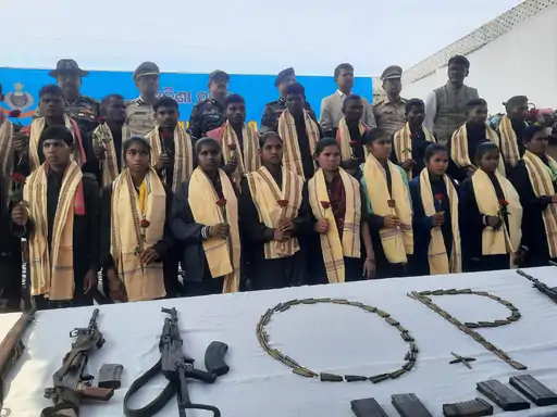 1.84 करोड़ के इनामी 22 नक्सलियों ने किया सरेंडर