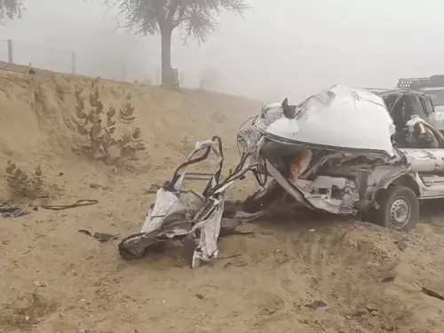 बस की टक्कर से एंबुलेंस के उड़े परखच्चे, ड्राइवर ने तोड़ा दम