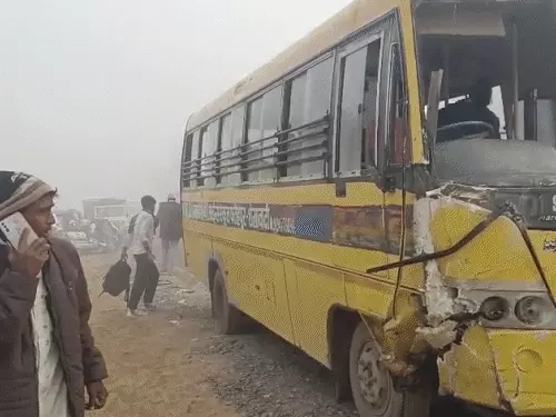 फतेहपुर में घने कोहरे में स्कूल बस और एंबुलेंस भिड़ींं:ड्राइवर की मौत, एंबुलेंस में फंसा;बाल-बाल बचे बच्चे फतेहपुर में घने कोहरे में स्कूल बस और एंबुलेंस भिड़ींं:ड्राइवर की मौत, एंबुलेंस में फंसा;बाल-बाल बचे बच्चे