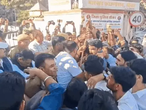 सीकर में SFI कार्यकर्ताओं और पुलिस में धक्कामुक्की, VIDEO:छात्र नेताओं की गिरफ्तारी पर भड़के, कहा- विरोध करना लोकतांत्रिक अधिकार है